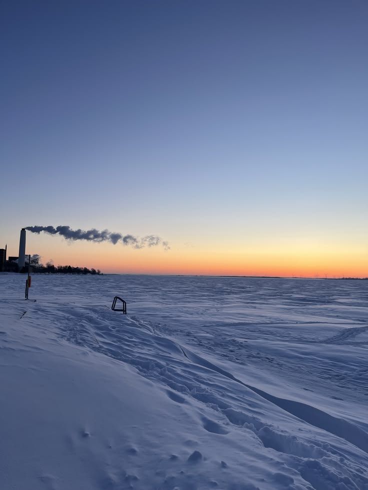 Coucher de soleil sur une étendue enneigée du Nord de l'Ontario